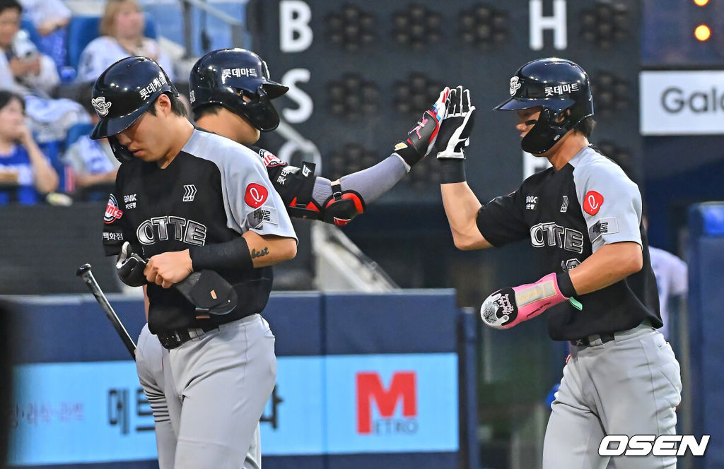 19일 대구삼성라이온즈파크에서 2026 신한 SOL KBO 리그 삼성 라이온즈와 롯데 자이언츠의 경기가 열렸다. 홈팀 삼성은 원태인이, 방문팀 롯데는 김진욱이 선발 출전했다. 롯데 자이언츠 고승민과 전민재가 3회초 2사 1,3루 레이예스의 중견수 오른쪽 2타점 안타때 득점을 올리고 하이파이브를 하고 있다. 2026.07.19 / foto0307@osen.co.kr