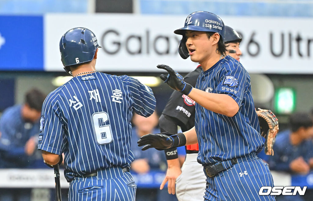 19일 대구삼성라이온즈파크에서 2026 신한 SOL KBO 리그 삼성 라이온즈와 롯데 자이언츠의 경기가 열렸다. 홈팀 삼성은 원태인이, 방문팀 롯데는 김진욱이 선발 출전했다. 삼성 라이온즈 구자욱이 3회말 2사 1,3루 좌월 동점 3점 홈런을 치고 하이파이브를 하고 있다. 2026.07.19 / foto0307@osen.co.kr