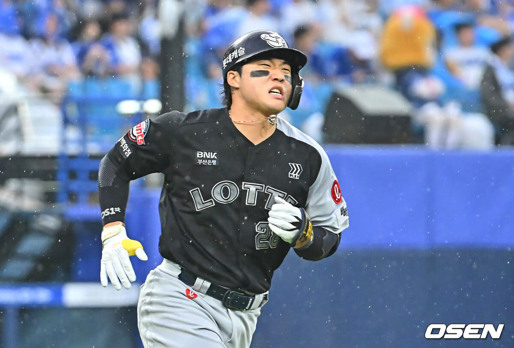 19일 대구삼성라이온즈파크에서 2026 신한 SOL KBO 리그 삼성 라이온즈와 롯데 자이언츠의 경기가 열렸다. 홈팀 삼성은 원태인이, 방문팀 롯데는 김진욱이 선발 출전했다. 롯데 자이언츠 손성빈이 5회초 좌월 솔로 홈런을 치고 그라운드를 돌고 있다. 2026.07.19 / foto0307@osen.co.kr