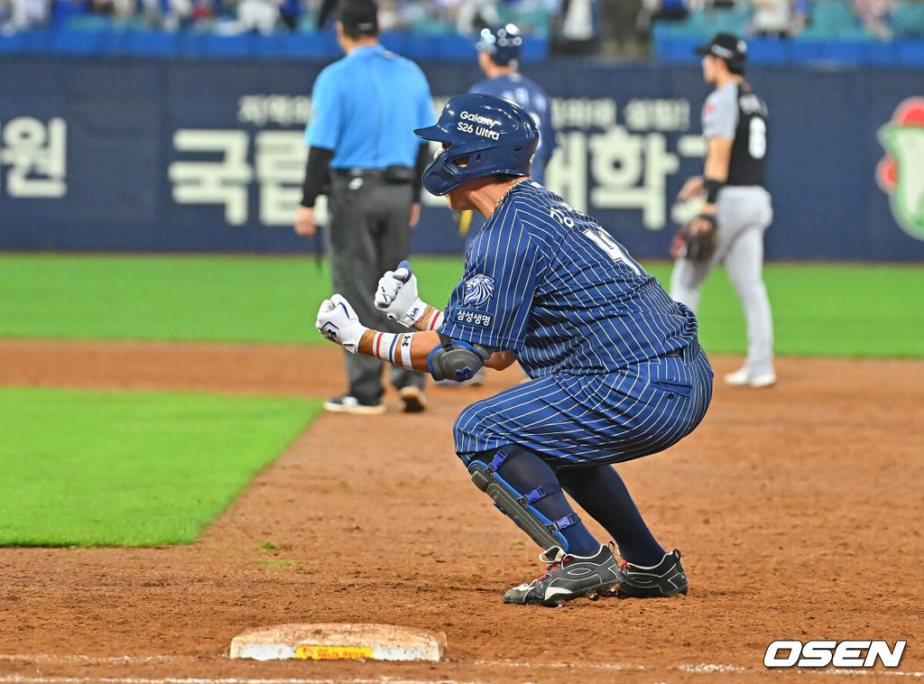 19일 대구삼성라이온즈파크에서 2026 신한 SOL KBO 리그 삼성 라이온즈와 롯데 자이언츠의 경기가 열렸다. 홈팀 삼성은 원태인이, 방문팀 롯데는 김진욱이 선발 출전했다. 삼성 라이온즈 강민호가 7회말 2사 만루 중견수 앞 동점 2타점 적시타를 치고 환호하고 있다. 2026.07.19 / foto0307@osen.co.kr