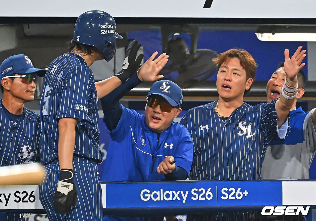 19일 대구삼성라이온즈파크에서 2026 신한 SOL KBO 리그 삼성 라이온즈와 롯데 자이언츠의 경기가 열렸다. 홈팀 삼성은 원태인이, 방문팀 롯데는 김진욱이 선발 출전했다. 삼성 라이온즈 구자욱이 8회말 2사 1,2루 디아즈의 우중간 역전 1타점 안타때 득점을 올리고 박진만 감독과 하이파이브를 하고 있다. 2026.07.19 / foto0307@osen.co.kr