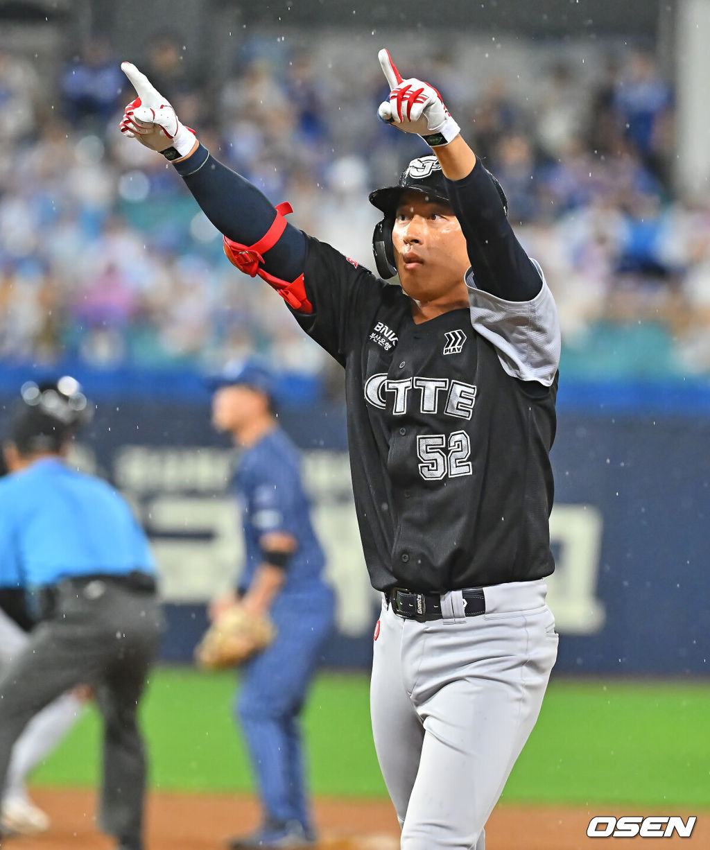 19일 대구삼성라이온즈파크에서 2026 신한 SOL KBO 리그 삼성 라이온즈와 롯데 자이언츠의 경기가 열렸다. 홈팀 삼성은 원태인이, 방문팀 롯데는 김진욱이 선발 출전했다. 롯데 자이언츠 노진혁이 9회초 1사 1,2루 중견수 앞 동점 1타점 안타를 치고 환호하고 있다. 2026.07.19 / foto0307@osen.co.kr