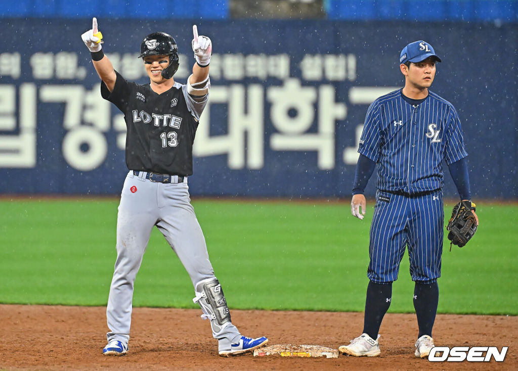19일 대구삼성라이온즈파크에서 2026 신한 SOL KBO 리그 삼성 라이온즈와 롯데 자이언츠의 경기가 열렸다. 홈팀 삼성은 원태인이, 방문팀 롯데는 김진욱이 선발 출전했다. 롯데 자이언츠 전민재가 9회초 2사 만루 우중간 3타점 역전 2루타를 치고 세리머니를 하고 있다. 2026.07.19 / foto0307@osen.co.kr