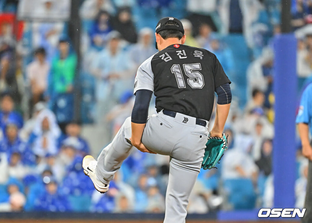 19일 대구삼성라이온즈파크에서 2026 신한 SOL KBO 리그 삼성 라이온즈와 롯데 자이언츠의 경기가 열렸다. 홈팀 삼성은 원태인이, 방문팀 롯데는 김진욱이 선발 출전했다. 롯데 자이언츠 김진욱이 6회말 투구 도중 왼쪽 허벅지 통증을 호소하고 있다. 2026.07.19 / foto0307@osen.co.kr