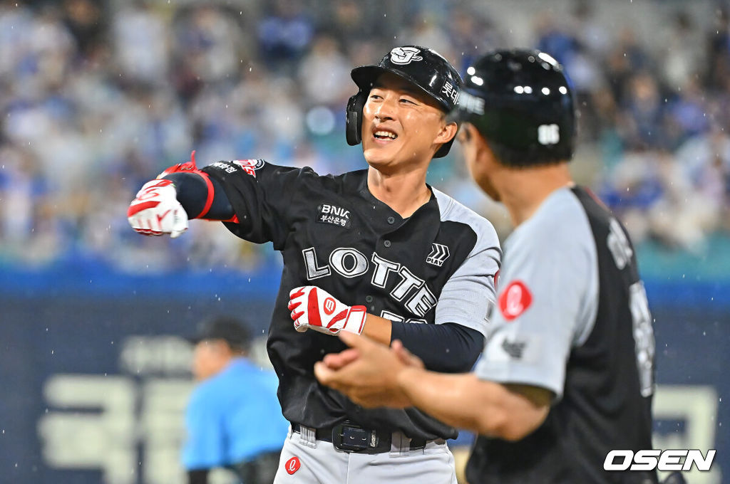 19일 대구삼성라이온즈파크에서 2026 신한 SOL KBO 리그 삼성 라이온즈와 롯데 자이언츠의 경기가 열렸다. 홈팀 삼성은 원태인이, 방문팀 롯데는 김진욱이 선발 출전했다. 롯데 자이언츠 노진혁이 9회초 1사 1,2루 중견수 앞 동점 1타점 안타를 치고 환호하고 있다. 2026.07.19 / foto0307@osen.co.kr