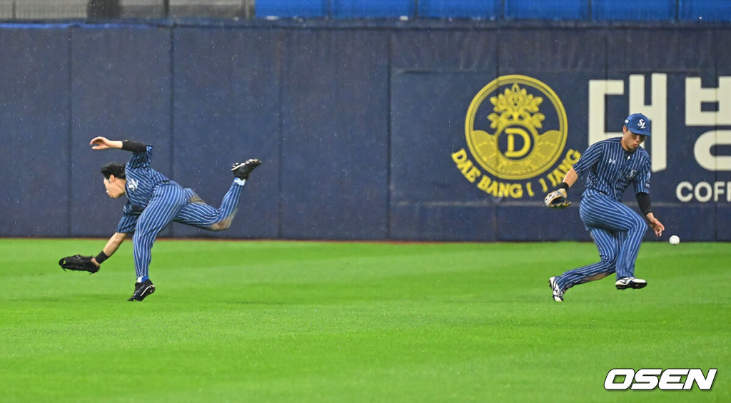 19일 대구삼성라이온즈파크에서 2026 신한 SOL KBO 리그 삼성 라이온즈와 롯데 자이언츠의 경기가 열렸다. 홈팀 삼성은 원태인이, 방문팀 롯데는 김진욱이 선발 출전했다. 삼성 라이온즈 김성윤과 김현준이 9회초 2사 만루 롯데 자이언츠 전민재의 우중간 타구를 잡지 못하고 있다. 2026.07.19 / foto0307@osen.co.kr