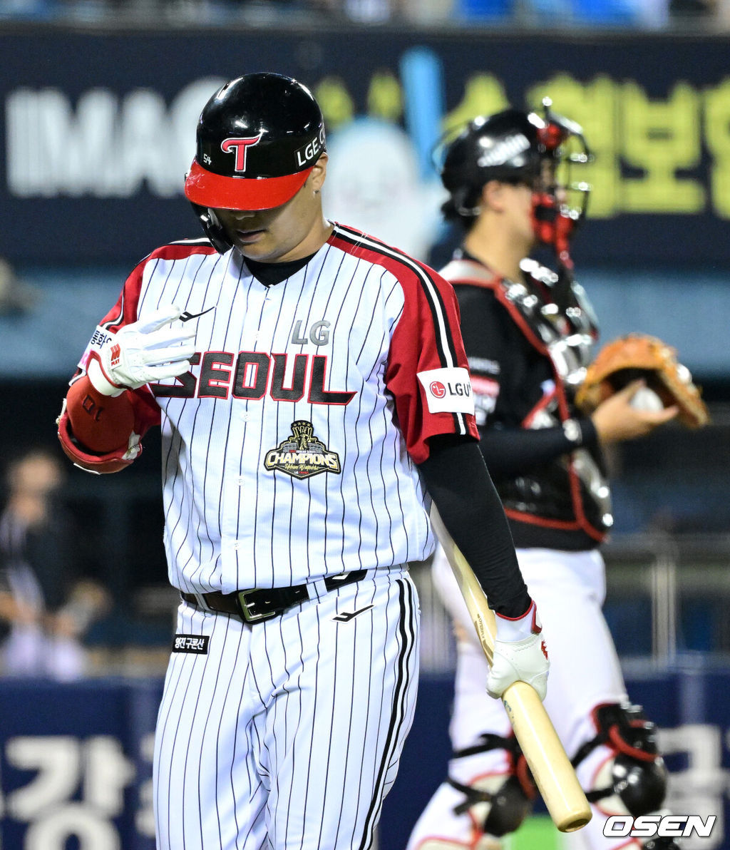 19일 서울 잠실야구장에서 ‘2026 신한 SOL Bank KBO리그’ LG 트윈스와 KT 위즈의 경기가 열렸다.홈팀 LG는 송승기, 방문팀 KT는 고영표를 선발로 내세웠다.8회말 1사 1, 2루 상황 LG 문보경이 삼진으로 물러나고 있다. 2026.07.19 / dreamer@osen.co.kr