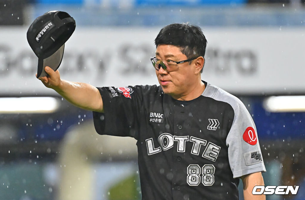 19일 대구삼성라이온즈파크에서 2026 신한 SOL KBO 리그 삼성 라이온즈와 롯데 자이언츠의 경기가 열렸다. 홈팀 삼성은 원태인이, 방문팀 롯데는 김진욱이 선발 출전했다. 롯데 자이언츠 김태형 감독이 삼성 라이온즈에 11-8로 역전승하고 팬들에게 인사를 하고 있다. 2026.07.19 / foto0307@osen.co.kr