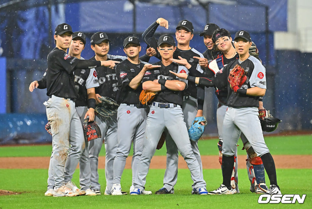 19일 대구삼성라이온즈파크에서 2026 신한 SOL KBO 리그 삼성 라이온즈와 롯데 자이언츠의 경기가 열렸다. 홈팀 삼성은 원태인이, 방문팀 롯데는 김진욱이 선발 출전했다. 롯데 자이언츠 선수들이 삼성 라이온즈에 11-8로 역전승 하고 역전 주인공 전민재와 기념촬영을 하고 있다. 2026.07.19 / foto0307@osen.co.kr