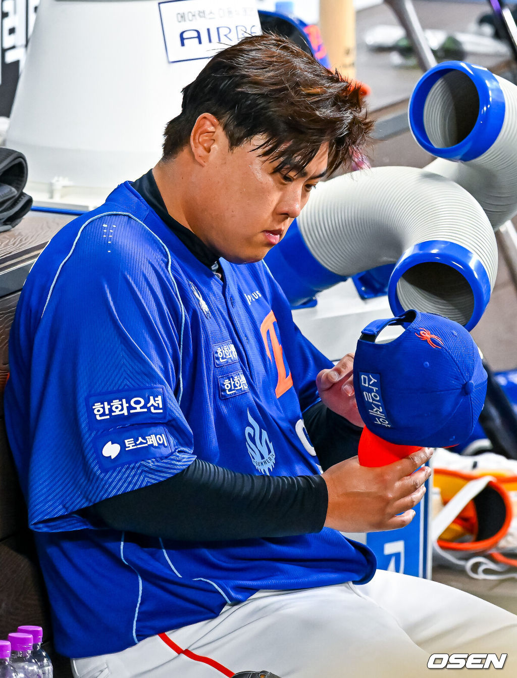 19일 대전 한화생명 볼파크에서 2026 신한 SOL KBO리그 한화 이글스와 키움 히어로즈의 경기가 열렸다.이날 한화는 류현진, 키움은 박준현이 선발로 나섰다.6회초 1사 주자 1,2루 키움 임지열 타석에서 한화 선발 류현진이 마운드를 내려온 후 덕아웃에서 땀을 식히고 있다. 2026.07.19 / rumi@osen.co.kr