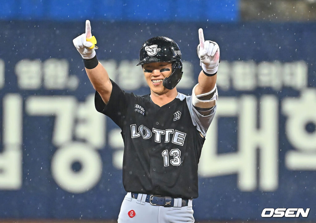19일 대구삼성라이온즈파크에서 2026 신한 SOL KBO 리그 삼성 라이온즈와 롯데 자이언츠의 경기가 열렸다. 홈팀 삼성은 원태인이, 방문팀 롯데는 김진욱이 선발 출전했다. 롯데 자이언츠 전민재가 9회초 2사 만루 우중간 3타점 역전 2루타를 치고 세리머니를 하고 있다. 2026.07.19 / foto0307@osen.co.kr