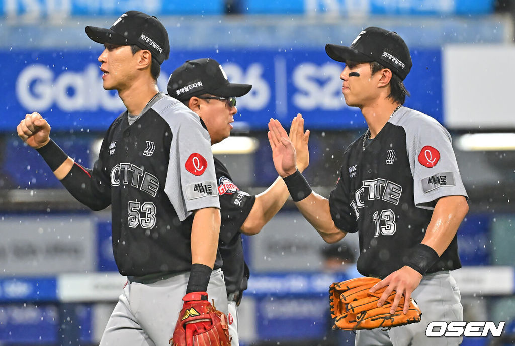 19일 대구삼성라이온즈파크에서 2026 신한 SOL KBO 리그 삼성 라이온즈와 롯데 자이언츠의 경기가 열렸다. 홈팀 삼성은 원태인이, 방문팀 롯데는 김진욱이 선발 출전했다. 롯데 자이언츠 전민재가 삼성 라이온즈에 11-8로 역전승 하고 김태형 감독과 하이파이브를 하고 있다. 2026.07.19 / foto0307@osen.co.kr