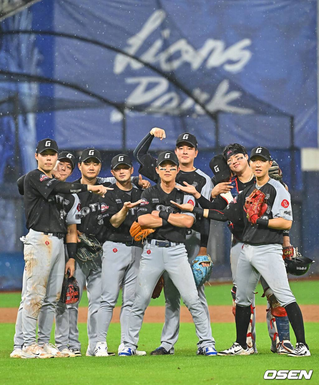 19일 대구삼성라이온즈파크에서 2026 신한 SOL KBO 리그 삼성 라이온즈와 롯데 자이언츠의 경기가 열렸다. 홈팀 삼성은 원태인이, 방문팀 롯데는 김진욱이 선발 출전했다. 롯데 자이언츠 선수들이 삼성 라이온즈에 11-8로 역전승 하고 역전 주인공 전민재와 기념촬영을 하고 있다. 2026.07.19 / foto0307@osen.co.kr