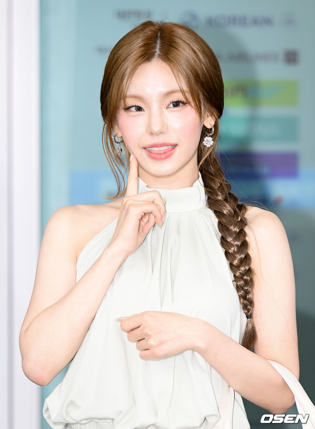 그룹 있지(ITZY) 예지가 20일 오전 인천국제공항을 통해 싱가포르로 출국했다.예지가 속한 그룹 있지는 세 번째 월드투어 ‘TUNNEL VISION’을 통해 전 세계 팬들과 만나고 있으며, 아시아 주요 공연의 전석 매진 속에 8월 마카오를 시작으로 유럽과 싱가포르까지 투어를 이어간다.있지 예지가 출국장으로 향하고 있다. 2026.07.20 /cej@osen.co.kr