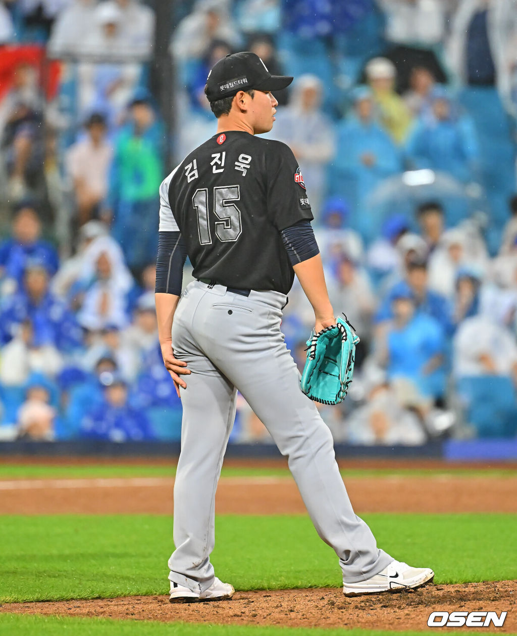 19일 대구삼성라이온즈파크에서 2026 신한 SOL KBO 리그 삼성 라이온즈와 롯데 자이언츠의 경기가 열렸다. 홈팀 삼성은 원태인이, 방문팀 롯데는 김진욱이 선발 출전했다. 롯데 자이언츠 김진욱이 6회말 투구 도중 왼쪽 허벅지 통증을 호소하고 있다. 2026.07.19 / foto0307@osen.co.kr