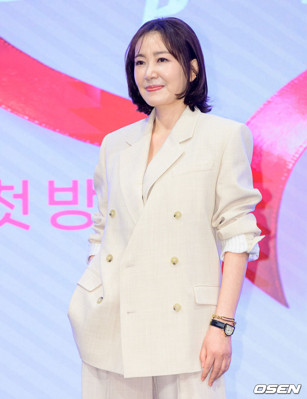 28일 오후 서울 신도림 더세인트에서 KBS 2TV 새 주말드라마 ‘사랑을 처방해 드립니다’ 제작발표회가 열렸다.오는 31일 오후 8시 첫 방송 예정인 ‘사랑을 처방해 드립니다’는 30년 동안 악연으로 얽혔던 두 집안이 오해를 풀고 서로의 상처를 보듬으며, 결국 하나의 가족으로 다시 태어나는 패밀리 메이크업 드라마다.배우 유호정이 포토타임을 하고 있다. 2026.01.28 /jpnews@osen.co.kr