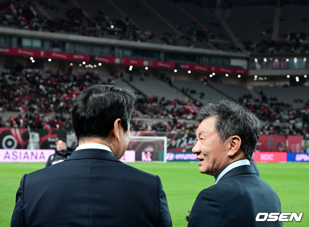 홍명보 감독이 이끄는 한국 축구대표팀이 18일 오후 8시 서울월드컵경기장에서 열린 11월 A매치 두 번째 친선경기에서 '아프리카 강호' 가나를 상대로 1-0 승리했다.내달 2026 국제축구연맹(FIFA) 북중미 월드컵 조 추첨을 앞두고 열리는 마지막 평가전이었다. 한국은 가나까지 잡아내면서 사상 최초로 월드컵 포트 2를 확정하게 됐다. 이로써 대표팀은 홍명보 감독이 부임한 뒤 처음으로 A매치 2연전에서 나란히 승리를 거두게 됐다.정몽규 대한축구협회장이 경기에 앞서 그라운드에서 선수 입장을 기다리고 있다. 2025.11.18 /jpnews@osen.co.kr