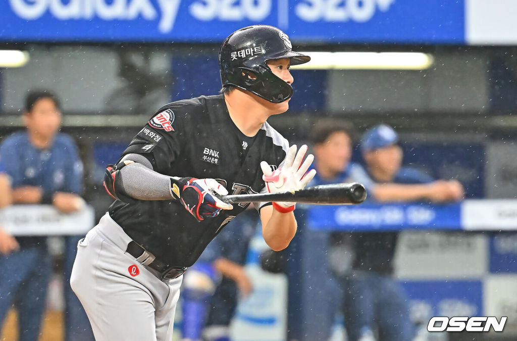 19일 대구삼성라이온즈파크에서 2026 신한 SOL KBO 리그 삼성 라이온즈와 롯데 자이언츠의 경기가 열렸다. 홈팀 삼성은 원태인이, 방문팀 롯데는 김진욱이 선발 출전했다. 롯데 자이언츠 나승엽이 5회초 2사 2루 우중간 1타점 안타를 치고 있다. 2026.07.19 / foto0307@osen.co.kr