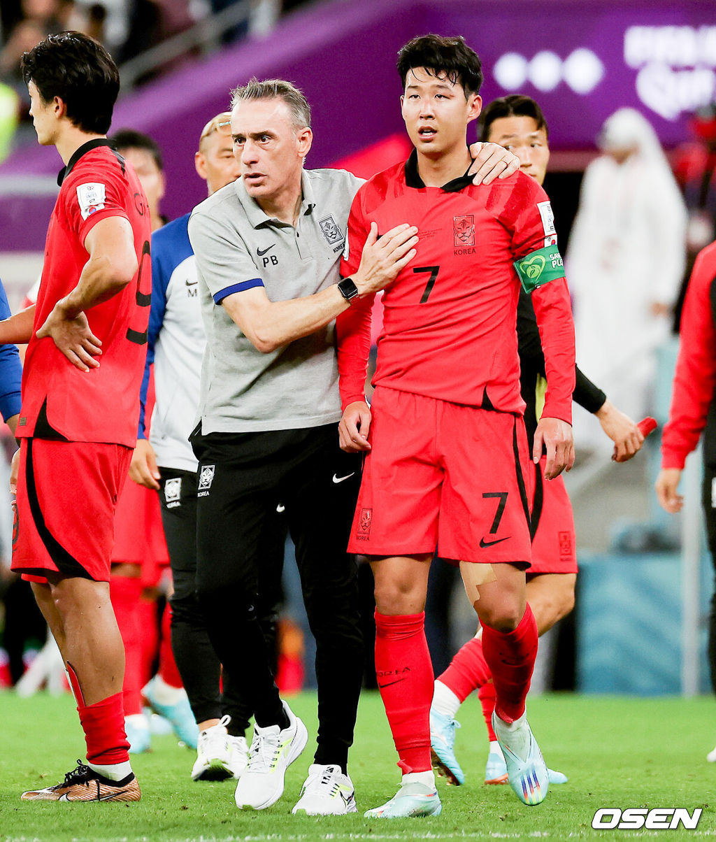 파울루 벤투 감독이 이끄는 축구대표팀은 28일(이하 한국시간) 카타르 알 라이얀의 에듀케이션 시티 스타디움에서 카타르 월드컵 H조 조별리그 2차전 가나와 맞대결을 펼쳐서 난타전 끝에 2-3으로 패했다.앞선 우루과이 상대로 0-0 무승부에 그친 한국은 잡아야 했던 가나 상대로 패배하면서 1무 1패로 조별리그 최하위로 떨어졌다. 한국은 3차전서 포르투갈과 맞붙는다.경기종료 후 벤투 감독이 손흥민을 다독이고 있다. 2022.11.28 / soul1014@osen.co.kr