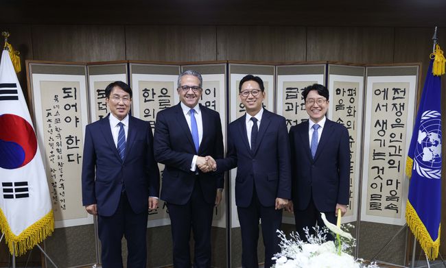 사진 왼쪽부터 홍현익 유네스코 한국위원회 사무총장, 칼레드 엘에나니 유네스코 사무총장, 배경훈 부총리 겸 과학기술정보통신부 장관, 임우형 LG AI연구원 공동 연구원장.