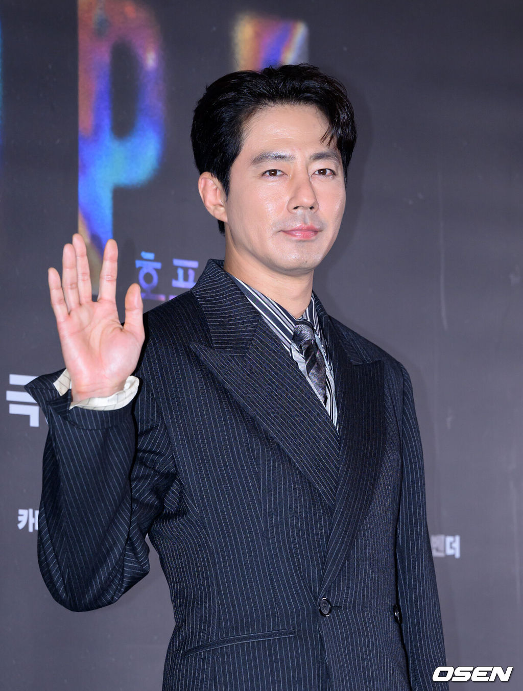 6일 서울 강남구 메가박스 코엑스점에서 영화 '호프'(감독 나홍진) 언론시사회가 열렸다.'호프'는 비무장지대에 위치한 호포항 출장소장 ‘범석’이 동네 청년들로부터 호랑이가 출현했다는 소식을 전해 듣고, 온 마을이 비상이 걸린 가운데 믿기 어려운 현실을 만나며 시작되는 이야기다. 오는 7월 15일 개봉 예정.배우 조인성이 포토타임을 가지고 있다. 2026.07.06 /sunday@osen.co.kr