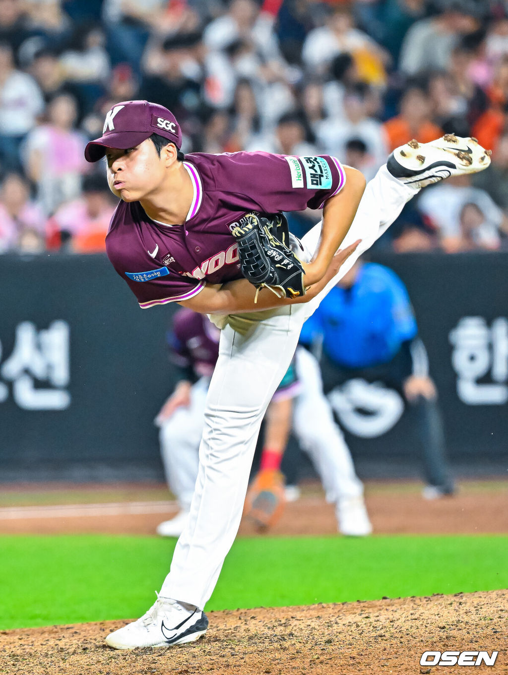 19일 대전 한화생명 볼파크에서 2026 신한 SOL KBO리그 한화 이글스와 키움 히어로즈의 경기가 열렸다.이날 한화는 류현진, 키움은 박준현이 선발로 나섰다.연장 10회말 마운드에 오른 키움 박지성이 힘차게 공을 뿌리고 있다. 2026.07.19 / rumi@osen.co.kr