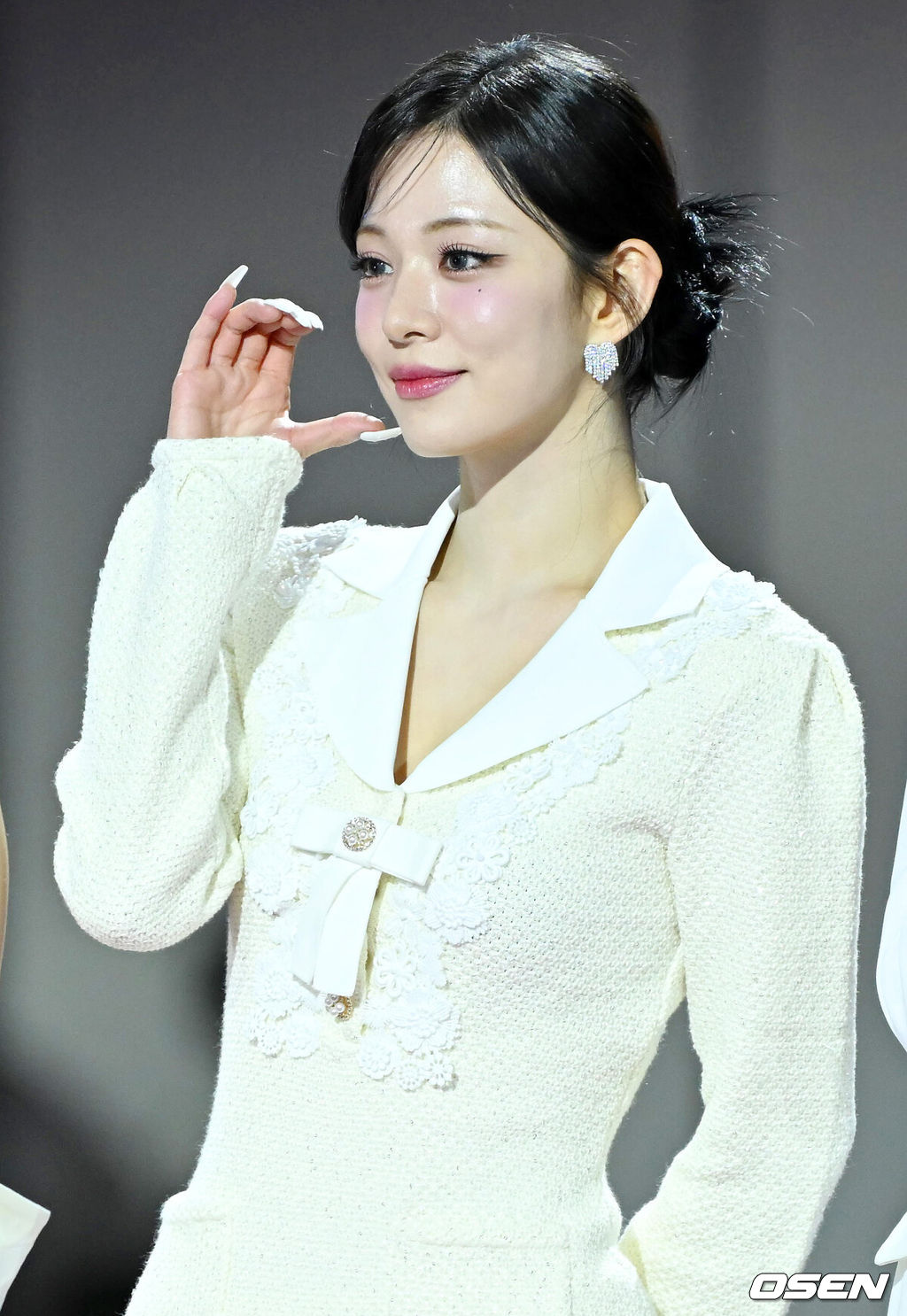 25일 오후 인천 중구 영종도 인스파이어 엔터테인먼트 리조트 2023 SBS 가요대전 레드카펫 포토월 행사가 열렸다.프로미스나인 이채영이 입장하며 포즈를 취하고 있다. 2023.12.25 / rumi@osen.co.kr