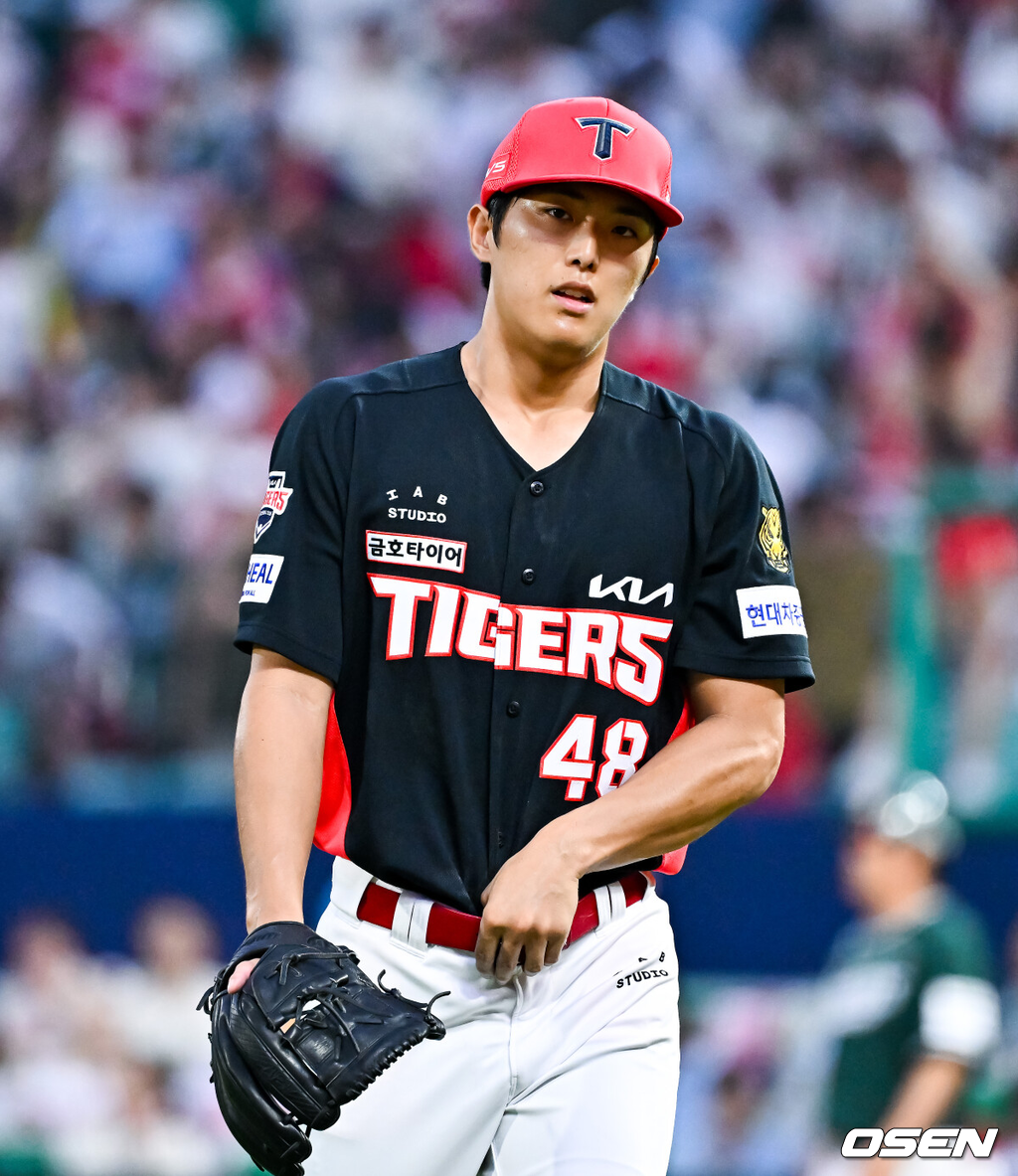 17일 인천 SSG랜더스필드에서 ‘2026 신한 SOL Bank KBO리그’ SSG 랜더스와 KIA 타이거즈의 경기가 열렸다.이날 SSG는 김민준을, KIA는 시라카와를 선발로 내세웠다.4회말 KIA 이의리 투수가 이닝종료 후 더그아웃으로 들어가고 있다 2026.07.17 / soul1014@osen.co.kr