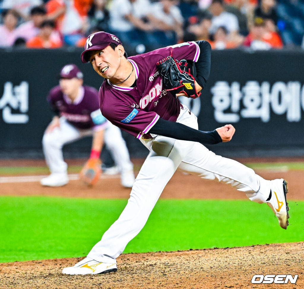 19일 대전 한화생명 볼파크에서 2026 신한 SOL KBO리그 한화 이글스와 키움 히어로즈의 경기가 열렸다.이 경기에서 양 팀은 9-9 무승부를 거뒀다. 한화는 8-1로 앞서나갔지만 8회에만 무려 5실점 하면서 리드를 모두 날렸다. 이날 무승부로 한화는 후반기 첫 승리, 3연패 탈출, 키움전 6연패 탈출에 모두 실패했다.연장 11회말 마운드에 오른 키움 유토가 힘차게 공을 뿌리고 있다. 2026.07.19 / rumi@osen.co.kr
