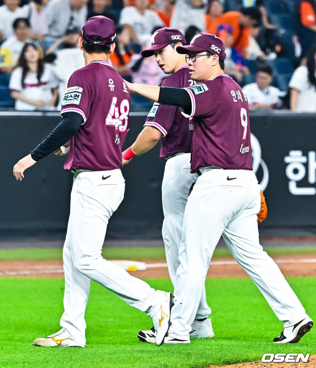 19일 대전 한화생명 볼파크에서 2026 신한 SOL KBO리그 한화 이글스와 키움 히어로즈의 경기가 열렸다.이 경기에서 양 팀은 9-9 무승부를 거뒀다. 한화는 8-1로 앞서나갔지만 8회에만 무려 5실점 하면서 리드를 모두 날렸다. 이날 무승부로 한화는 후반기 첫 승리, 3연패 탈출, 키움전 6연패 탈출에 모두 실패했다.경기를 마치고 키움 안치홍이 유토를 격려하고 있다. 2026.07.19 / rumi@osen.co.kr
