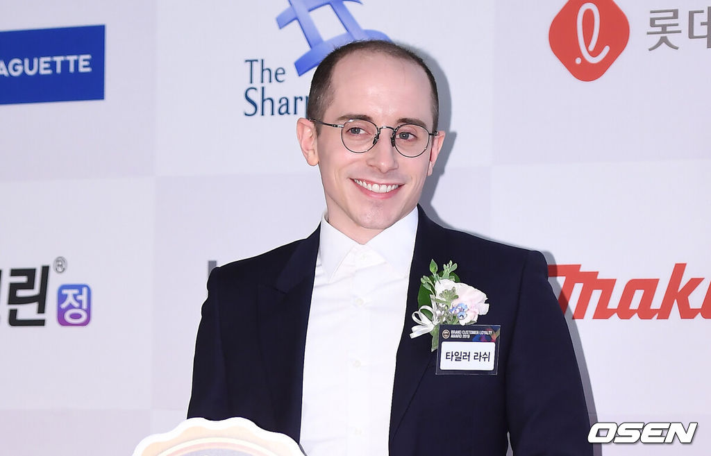 17일 오후 서울 여의도 콘래드 서울에서 '2019 브랜드 고객충성도 대상' 시상식이 열렸다.방송인 타일러 라쉬가 포토타임을 갖고 있다. / youngrae@osen.co.kr