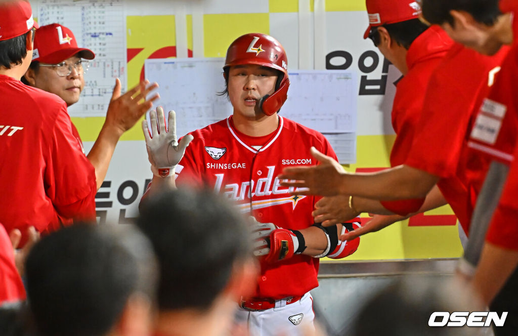 12일 대구삼성라이온즈파크에서 2026 신한 SOL KBO 리그 삼성 라이온즈와 SSG 랜더스의 경기가 열렸다. 홈팀 삼성은 장찬희가, 방문팀 SSG는 타케다가 선발 출전했다. SSG 랜더스 최정이 6회초 좌월 솔로 홈런을 치고 하이파이브를 하고 있다. 2026.06.12 / foto0307@osen.co.kr