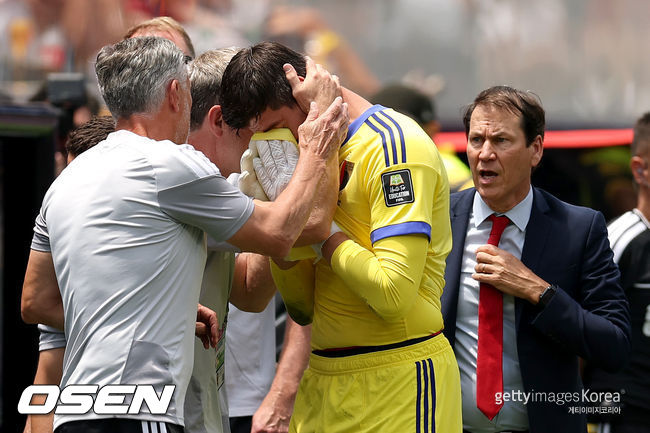 INGLEWOOD, CALIFORNIA - JULY 10: Thibaut Courtois #1 of Belgium reacts as he substitutes out of the match for Senne Lammens #12 (not pictured) as Rudi Garcia looks on during the FIFA World Cup 2026 Quarter Final match between Spain and Belgium at Los Angeles Stadium on July 10, 2026 in Inglewood, California. (Photo by Luke Hales/Getty Images)