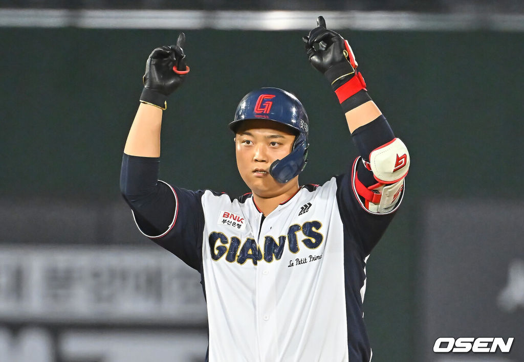 21일 부산 사직야구장에서 2026 신한 SOL KBO 리그 롯데 자이언츠와 SSG 랜더스의 경기가 열렸다. 홈팀 롯데는 비슬리가, 방문팀 SSG는 타케다가 선발 출전했다.롯데 자이언츠 한동희가 6회말 2사 1,3루 좌중간 역전 1타점 2루타를 치고 세리머니를 하고 있다. 2026.07.21 / foto0307@osen.co.kr