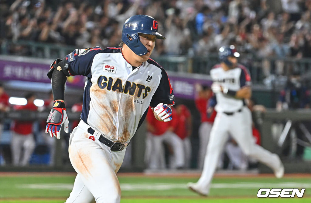 21일 부산 사직야구장에서 2026 신한 SOL KBO 리그 롯데 자이언츠와 SSG 랜더스의 경기가 열렸다. 홈팀 롯데는 비슬리가, 방문팀 SSG는 타케다가 선발 출전했다.롯데 자이언츠 나승엽이 6회말 2사 2,3루 좌중간 2타점 안타를 치고 진루하고 있다. 2026.07.21 / foto0307@osen.co.kr