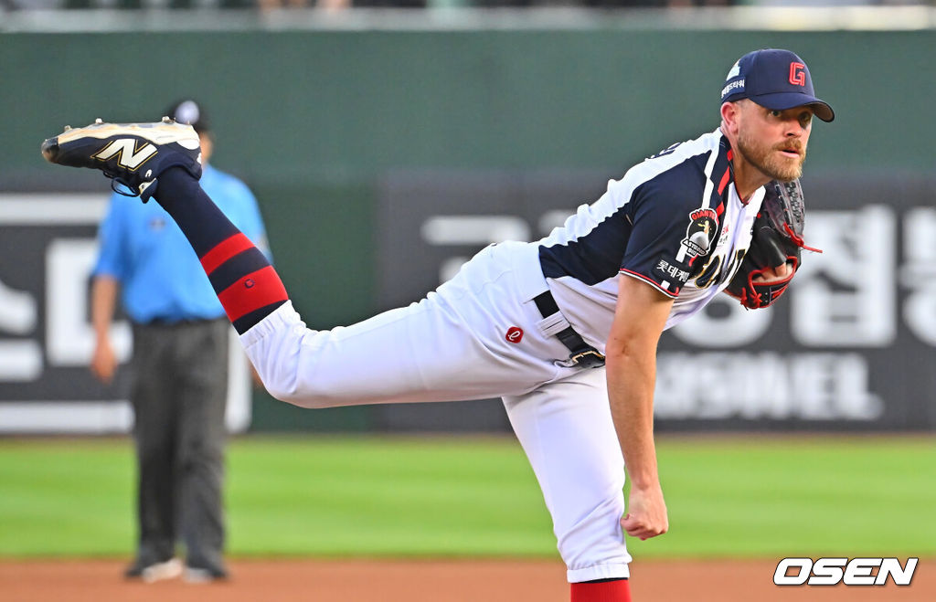 21일 부산 사직야구장에서 2026 신한 SOL KBO 리그 롯데 자이언츠와 SSG 랜더스의 경기가 열렸다. 홈팀 롯데는 비슬리가, 방문팀 SSG는 타케다가 선발 출전했다.롯데 자이언츠 선발 투수 비슬리가 역투하고 있다. 2026.07.21 / foto0307@osen.co.kr