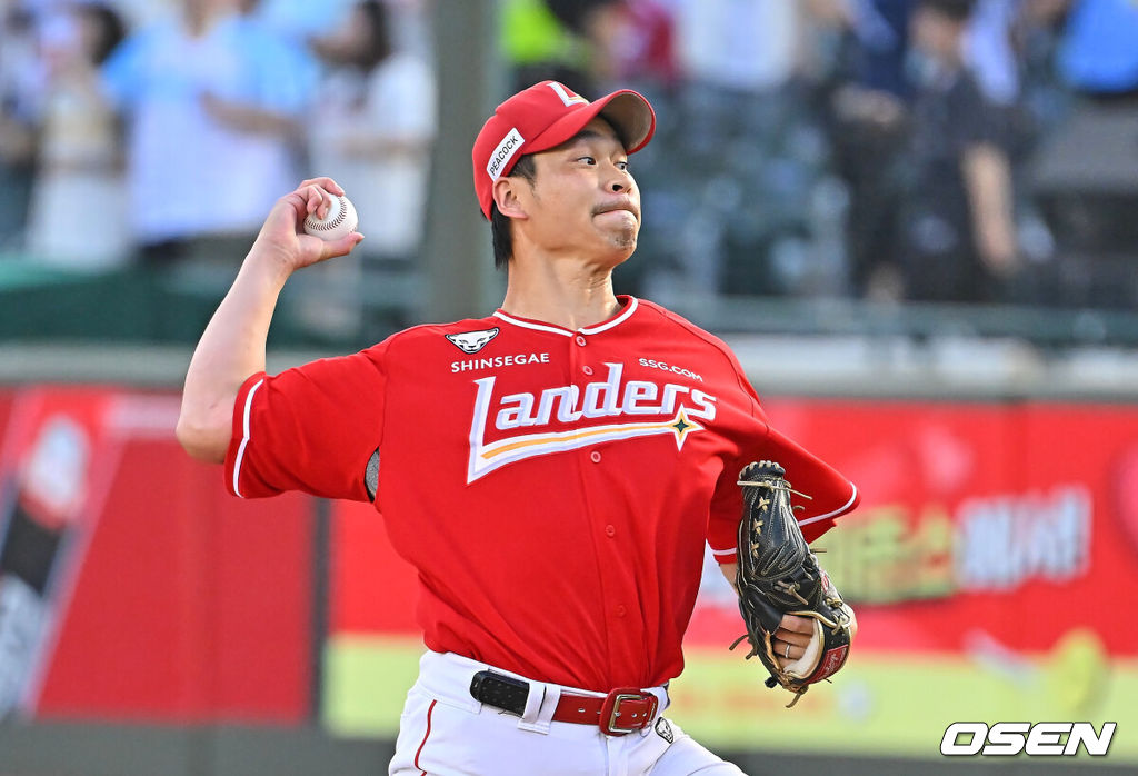 21일 부산 사직야구장에서 2026 신한 SOL KBO 리그 롯데 자이언츠와 SSG 랜더스의 경기가 열렸다. 홈팀 롯데는 비슬리가, 방문팀 SSG는 타케다가 선발 출전했다.SSG 랜더스 타케다가 선발 투수 역투하고 있다. 2026.07.21 / foto0307@osen.co.kr