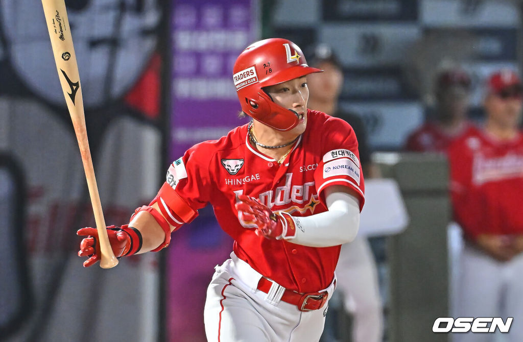 21일 부산 사직야구장에서 2026 신한 SOL KBO 리그 롯데 자이언츠와 SSG 랜더스의 경기가 열렸다. 홈팀 롯데는 비슬리가, 방문팀 SSG는 타케다가 선발 출전했다.SSG 랜더스 최지훈이 6회초 2사 3루 우익수 앞 1타점 안타를 치고 있다. 2026.07.21 / foto0307@osen.co.kr