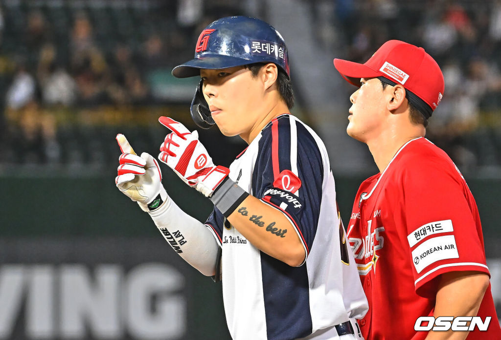 21일 부산 사직야구장에서 2026 신한 SOL KBO 리그 롯데 자이언츠와 SSG 랜더스의 경기가 열렸다. 홈팀 롯데는 비슬리가, 방문팀 SSG는 타케다가 선발 출전했다.롯데 자이언츠 고승민이 6회말 2사 2루 우익수 앞 동점 1타점 안타를 치고 세리머니를 하고 있다. 2026.07.21 / foto0307@osen.co.kr