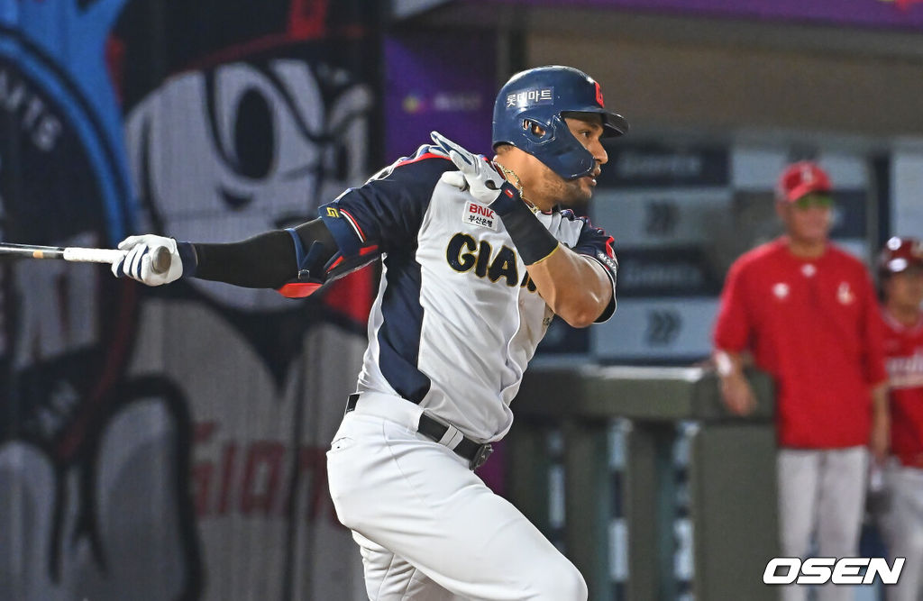 21일 부산 사직야구장에서 2026 신한 SOL KBO 리그 롯데 자이언츠와 SSG 랜더스의 경기가 열렸다. 홈팀 롯데는 비슬리가, 방문팀 SSG는 타케다가 선발 출전했다.롯데 자이언츠 레이예스가 8회말 무사 2루 중견수 앞 1타점 안타를 치고 있다. 2026.07.21 / foto0307@osen.co.kr
