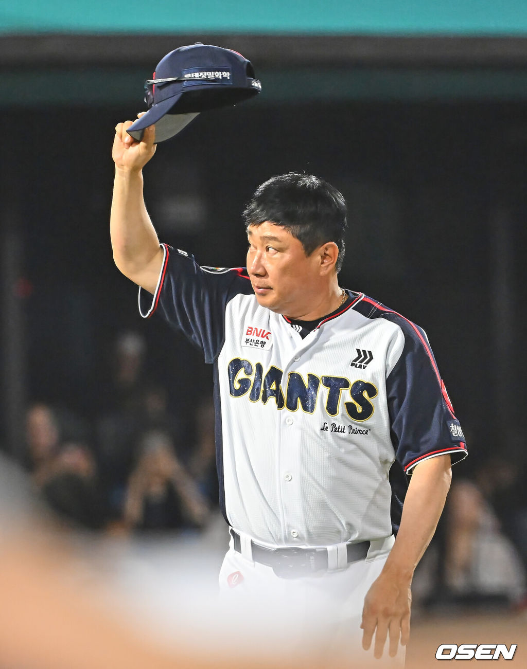 21일 부산 사직야구장에서 2026 신한 SOL KBO 리그 롯데 자이언츠와 SSG 랜더스의 경기가 열렸다. 홈팀 롯데는 비슬리가, 방문팀 SSG는 타케다가 선발 출전했다.롯데 자이언츠 김태형 감독이 SSG 랜더스에 6-2로 승리한 후 팬들에게 감사 인사를 하고 있다. 2026.07.21 / foto0307@osen.co.kr