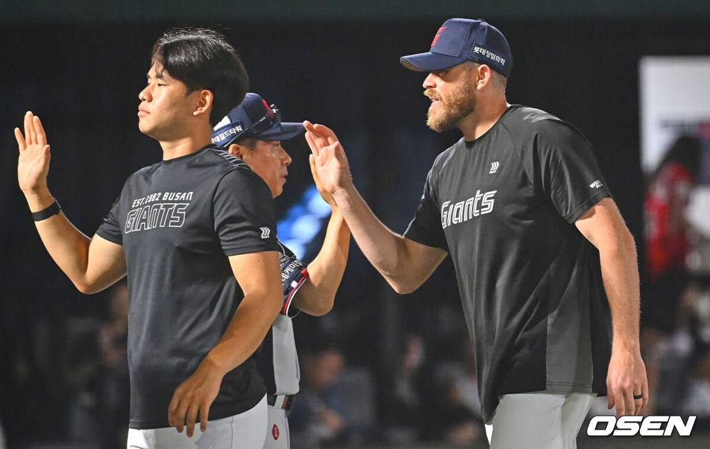 21일 부산 사직야구장에서 2026 신한 SOL KBO 리그 롯데 자이언츠와 SSG 랜더스의 경기가 열렸다. 홈팀 롯데는 비슬리가, 방문팀 SSG는 타케다가 선발 출전했다.롯데 자이언츠 비슬리가 SSG 랜더스에 6-2로 승리한 후 김태형 감독과 하이파이브를 하고 있다. 2026.07.21 / foto0307@osen.co.kr