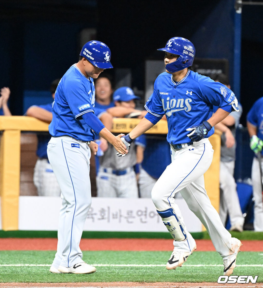 21일 서울 고척스카이돔에서 2026 신한 SOL KBO리그 키움 히어로즈와 삼성 라이온즈의 경기가 열렸다.이날 키움은 배동현, 삼성은 최원태를 선발로 내세웠다.8회초 무사에서 삼성 이재현이 좌중월 솔로 홈런을 치고 그라운드를 돌고 있다. 2026.07.21 /sunday@osen.co.kr
