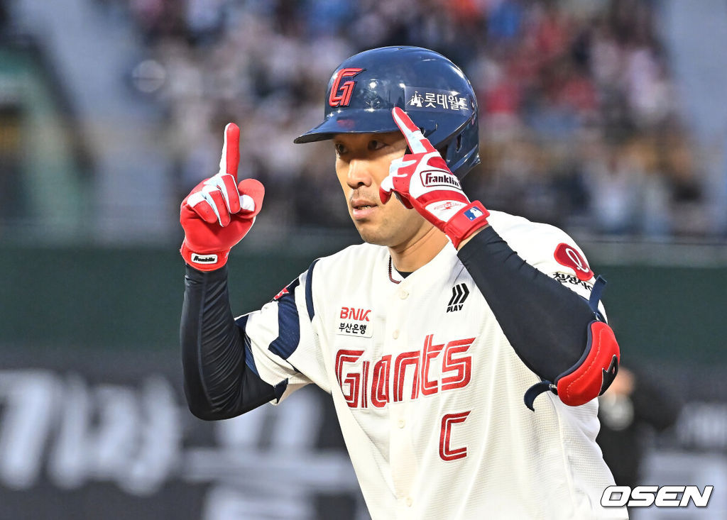 13일 부산 사직야구장에서 2026 신한 SOL KBO 리그 롯데 자이언츠와 NC 다이노스의 경기가 열렸다. 홈팀 롯데는 비슬리가, 방문팀 NC는 테일러가 선발 출전했다.롯데 자이언츠 전준우가 3회말 무사 2,3루 우익수 왼쪽 1타점 안타를 치고 세리머니를 하고 있다. 2026.05.13 / foto0307@osen.co.kr