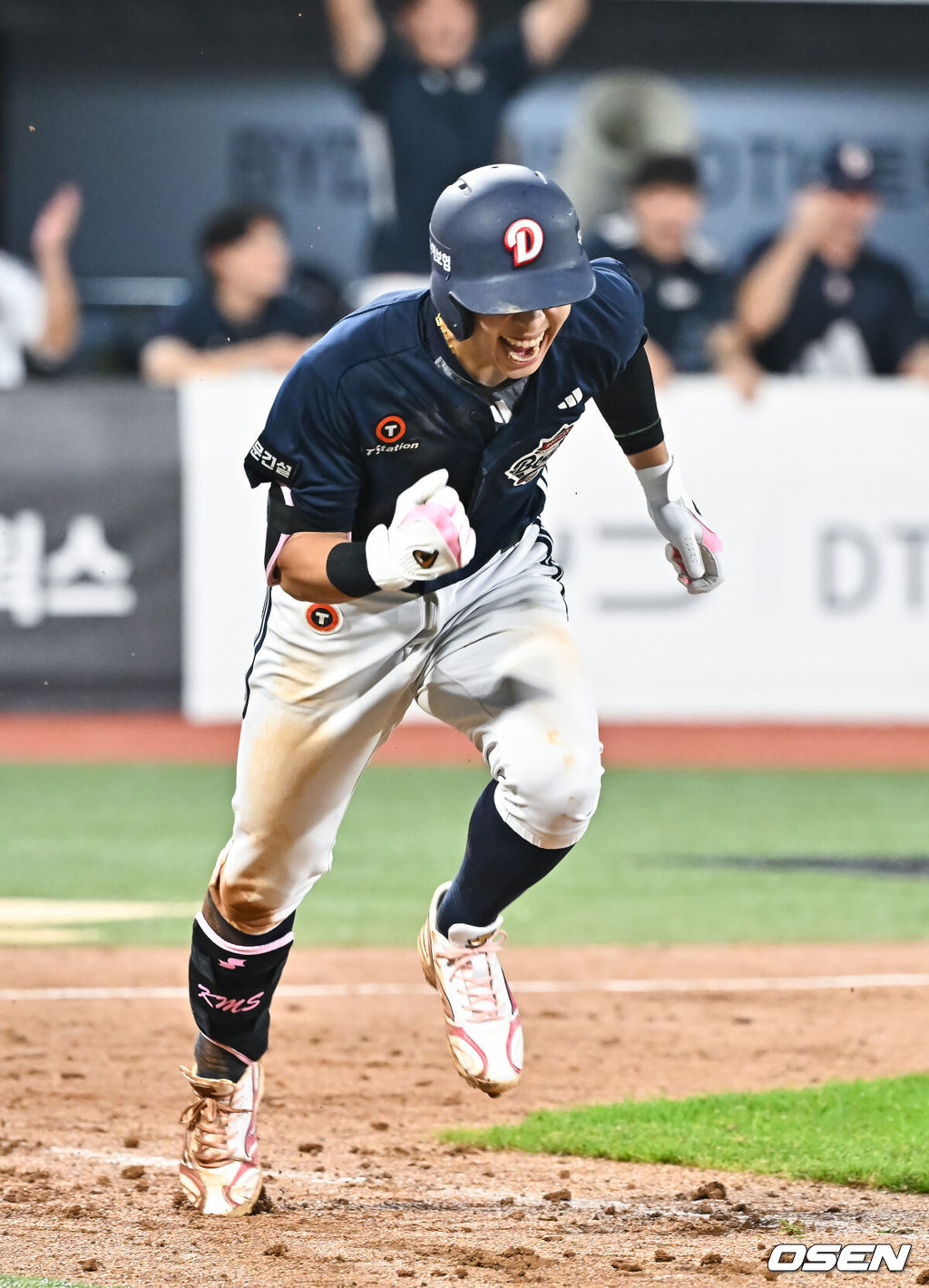 21일 오후 수원 KT위즈파크에서 열린 2026 신한 SOL KBO리그 KT 위즈와 두산 베어스의 경기가 진행됐다.이날 경기 KT는 오원석을, 두산은 벤자민을 선발투수로 내세웠다. 9회초 2사 1,3루 두산 김민석이 동점 1타점 적시타를 날리고 환호하고 있다. 2026.07.21 / soul1014@osen.co.kr
