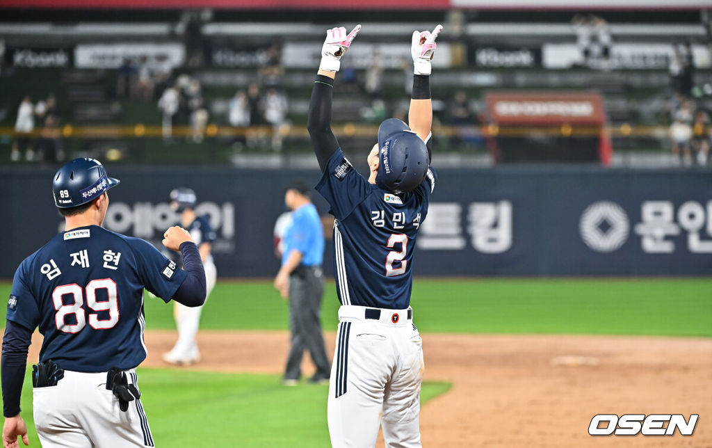 21일 오후 수원 KT위즈파크에서 열린 2026 신한 SOL KBO리그 KT 위즈와 두산 베어스의 경기가 진행됐다.이날 경기 KT는 오원석을, 두산은 벤자민을 선발투수로 내세웠다. 9회초 2사 1,3루 두산 김민석이 동점 1타점 적시타를 날리고 세리머니를 하고 있다. 2026.07.21 / soul1014@osen.co.kr