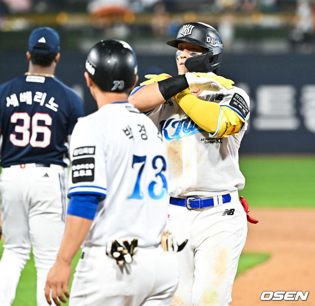 21일 오후 수원 KT위즈파크에서 열린 2026 신한 SOL KBO리그 KT 위즈와 두산 베어스의 경기가 진행됐다.이날 경기 KT는 오원석을, 두산은 벤자민을 선발투수로 내세웠다. 5회말 1사 3루 KT 안현민이 재역전 1타점 적시타를 날린뒤 세리머니를 하고 있다. 2026.07.21 / soul1014@osen.co.kr