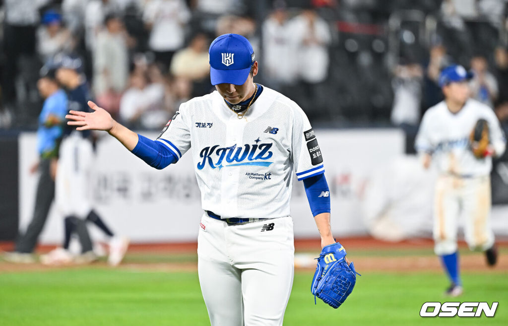21일 오후 수원 KT위즈파크에서 열린 2026 신한 SOL KBO리그 KT 위즈와 두산 베어스의 경기가 진행됐다.이날 경기 KT는 오원석을, 두산은 벤자민을 선발투수로 내세웠다. 9회초 이닝종료 후 KT 박영현이 아쉬워하며 마운드를 내려가고 있다. 2026.07.21 / soul1014@osen.co.kr