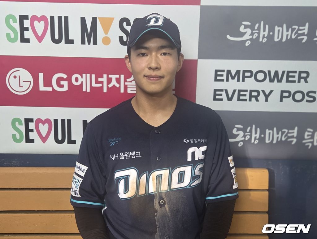 NC 다이노스 김휘집이 21일 잠실구장에서 열린 LG 트윈스와 경기에서 7회 결승 투런 홈런을 터뜨려 팀의 3연패 탈출에 앞장 섰다. 경기 후 인터뷰를 하고 있는 김휘집. /orange@osen.co.kr