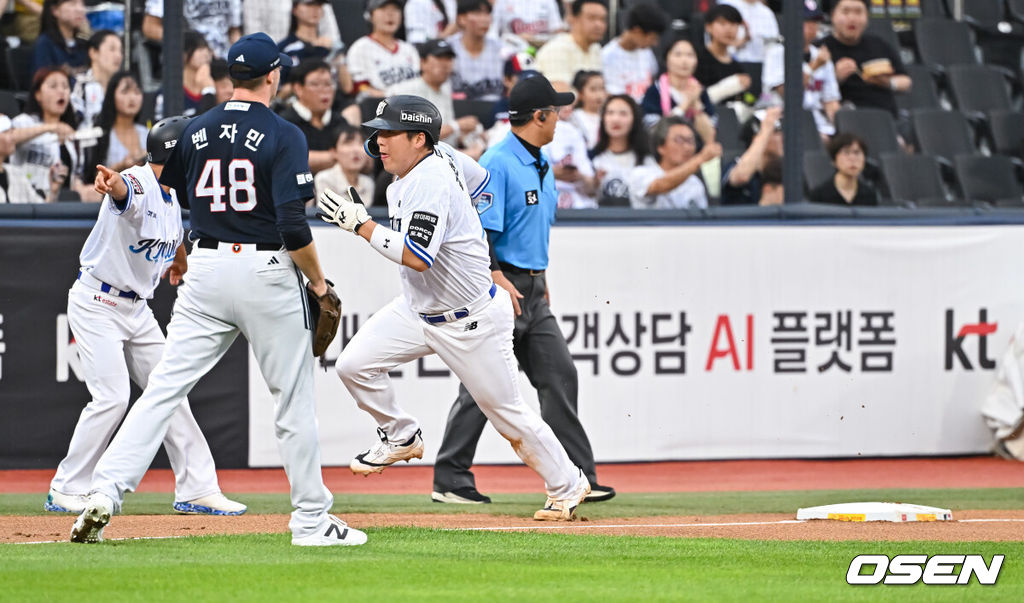 21일 오후 수원 KT위즈파크에서 열린 2026 신한 SOL KBO리그 KT 위즈와 두산 베어스의 경기가 진행됐다.이날 경기 KT는 오원석을, 두산은 벤자민을 선발투수로 내세웠다. 1회말 2사 1루 KT 힐리어드의 내야안타때 1루 주자 김현수가 두산 세베리노 1루수의 송구 실책을 틈타 홈으로 쇄도하고 있다. 2026.07.21 / soul1014@osen.co.kr